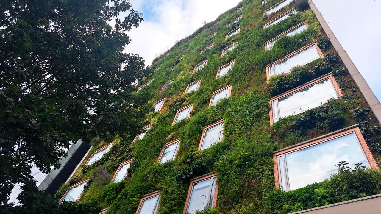 Jardín vertical del Hotel B3 con más de 25,000 plantas nativas en la fachada