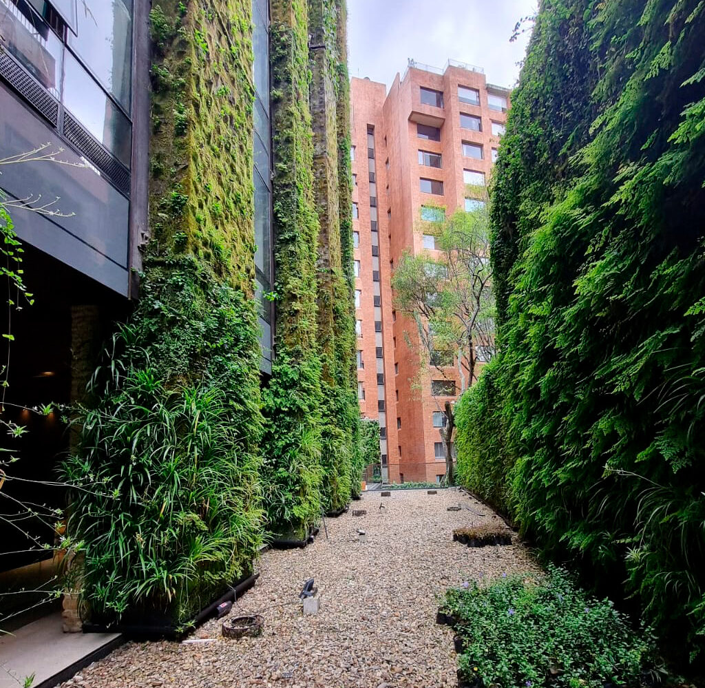 Edificio Santalaia en Bogotá con el jardín vertical más grande del mundo