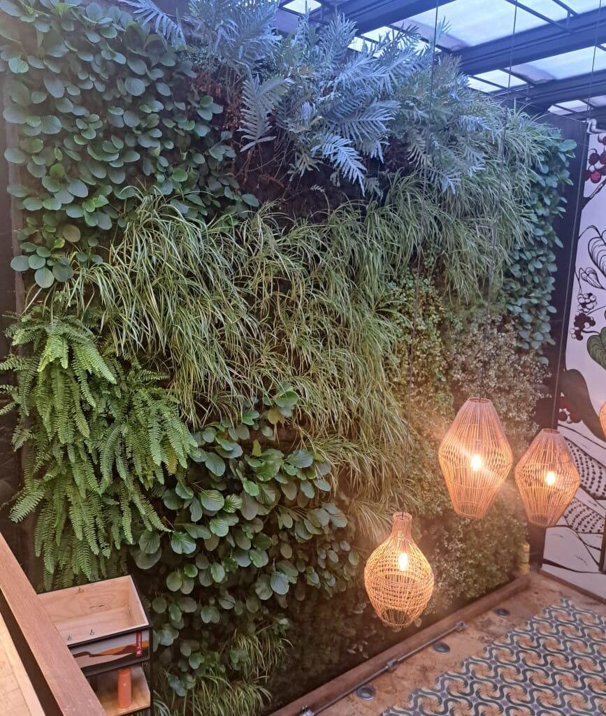 Jardines verticales en la tienda Orígenes de Juan Valdez en Bogotá